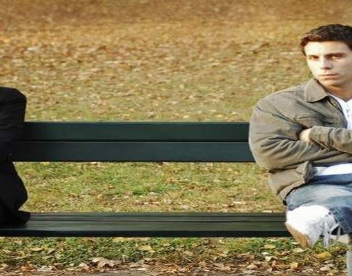 גבר ואישה על ספסל ולא מדברים