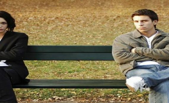 גבר ואישה על ספסל ולא מדברים