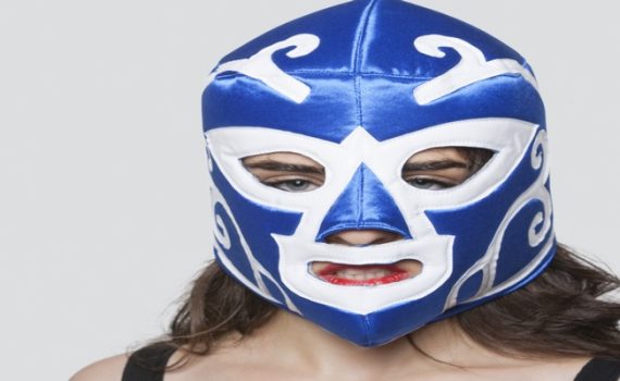 אישה עם מסכה