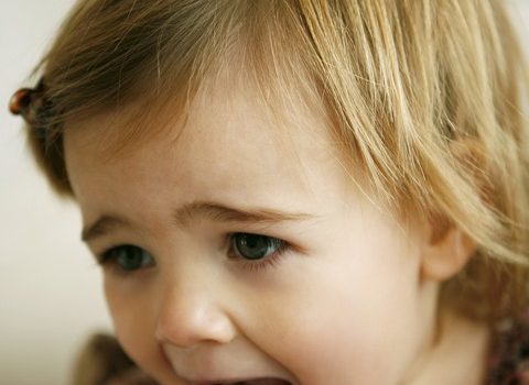 ילדה קטנה בוכה