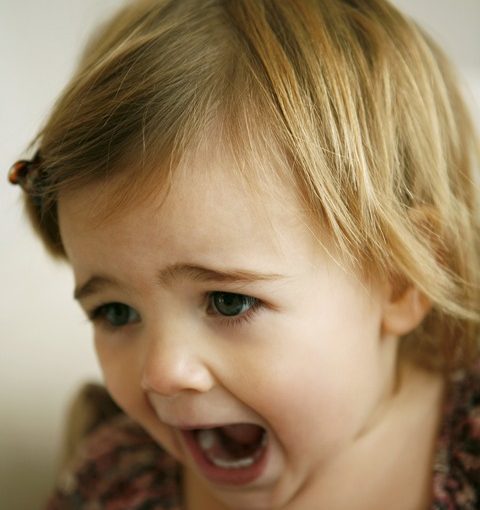 ילדה קטנה בוכה