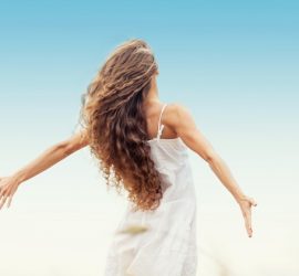 אישה פורשת ידיים