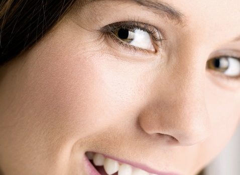 אישה מחייכת