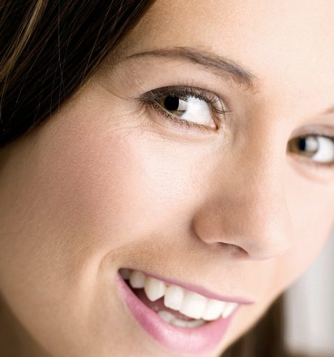 אישה מחייכת