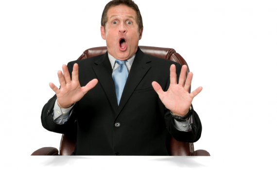 גבר מסמן עצירה עם הידיים